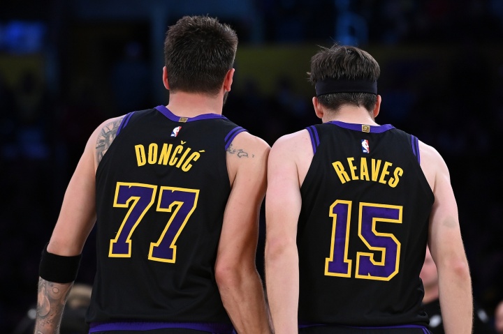 A·史密斯：坚持认为湖人白人三核难夺冠观点 东里防守不行